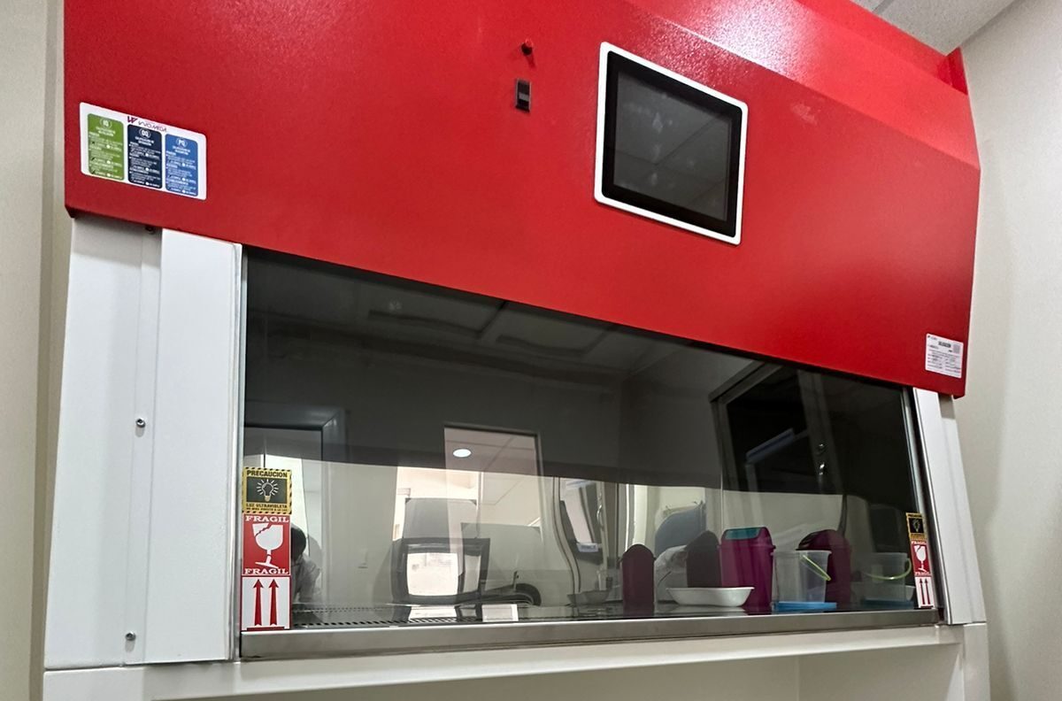 Campana de flujo laminar del área de preparación de citostáticos de Oncoservice