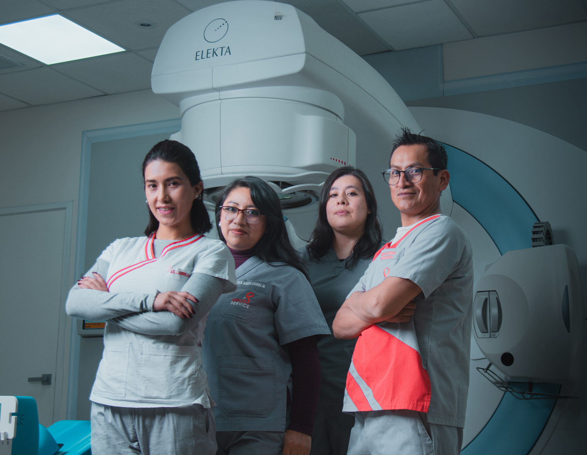 Equipo de tecnólogos y médicos de Oncoservice frente al acelerador lineal Elekta