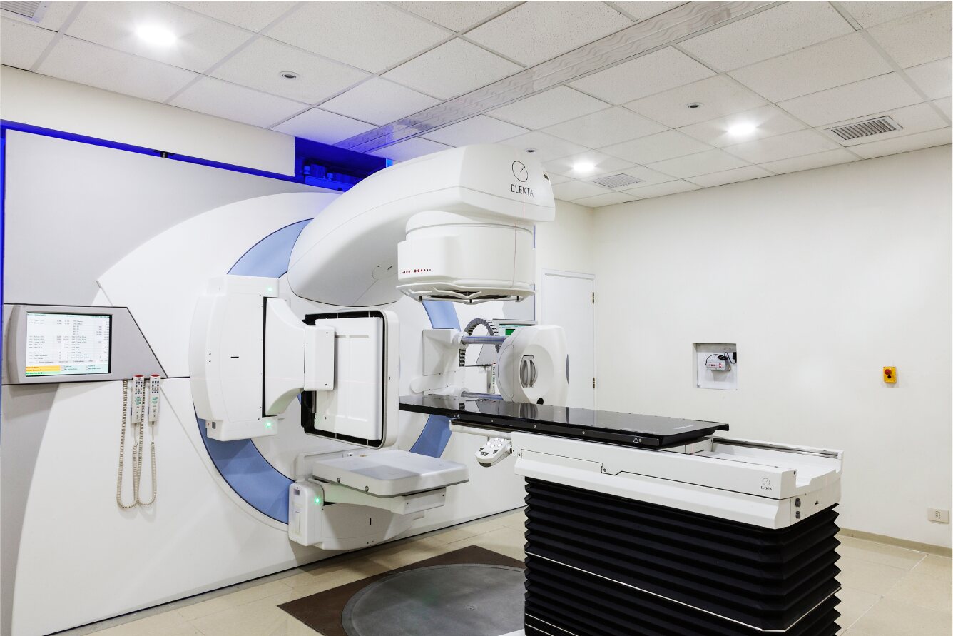 Acelerador lineal Elekta Synergy en la sala de tratamiento de Oncoservice
