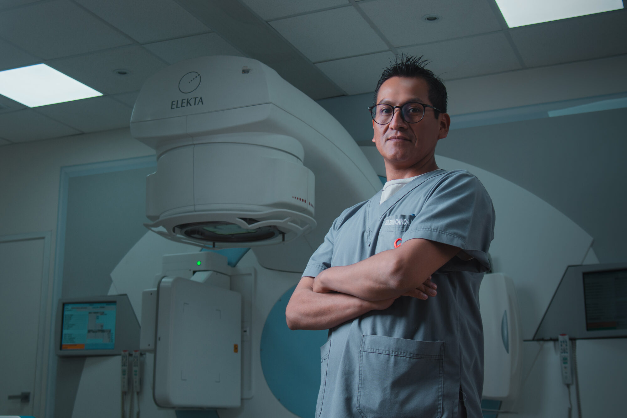 Médico de Oncoservice en la sala del acelerador lineal Elekta