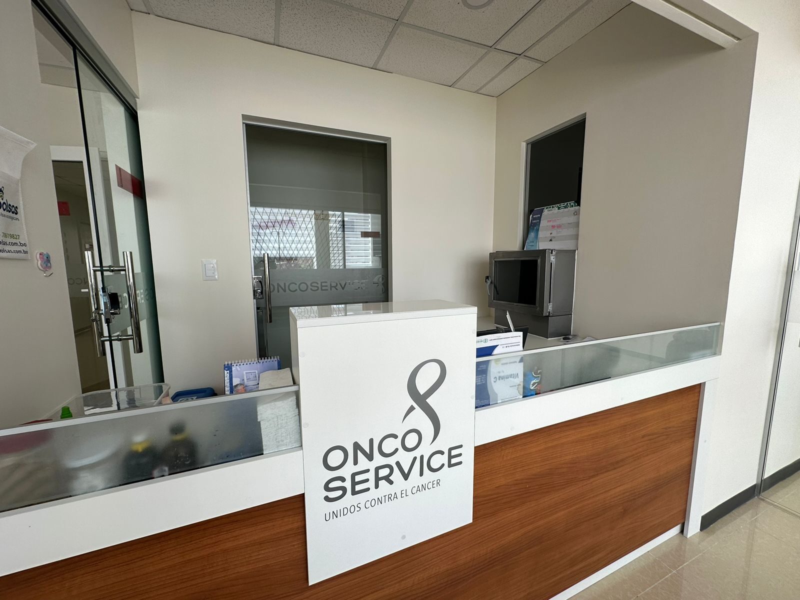 Recepción de Oncoservice con la señalética institucional