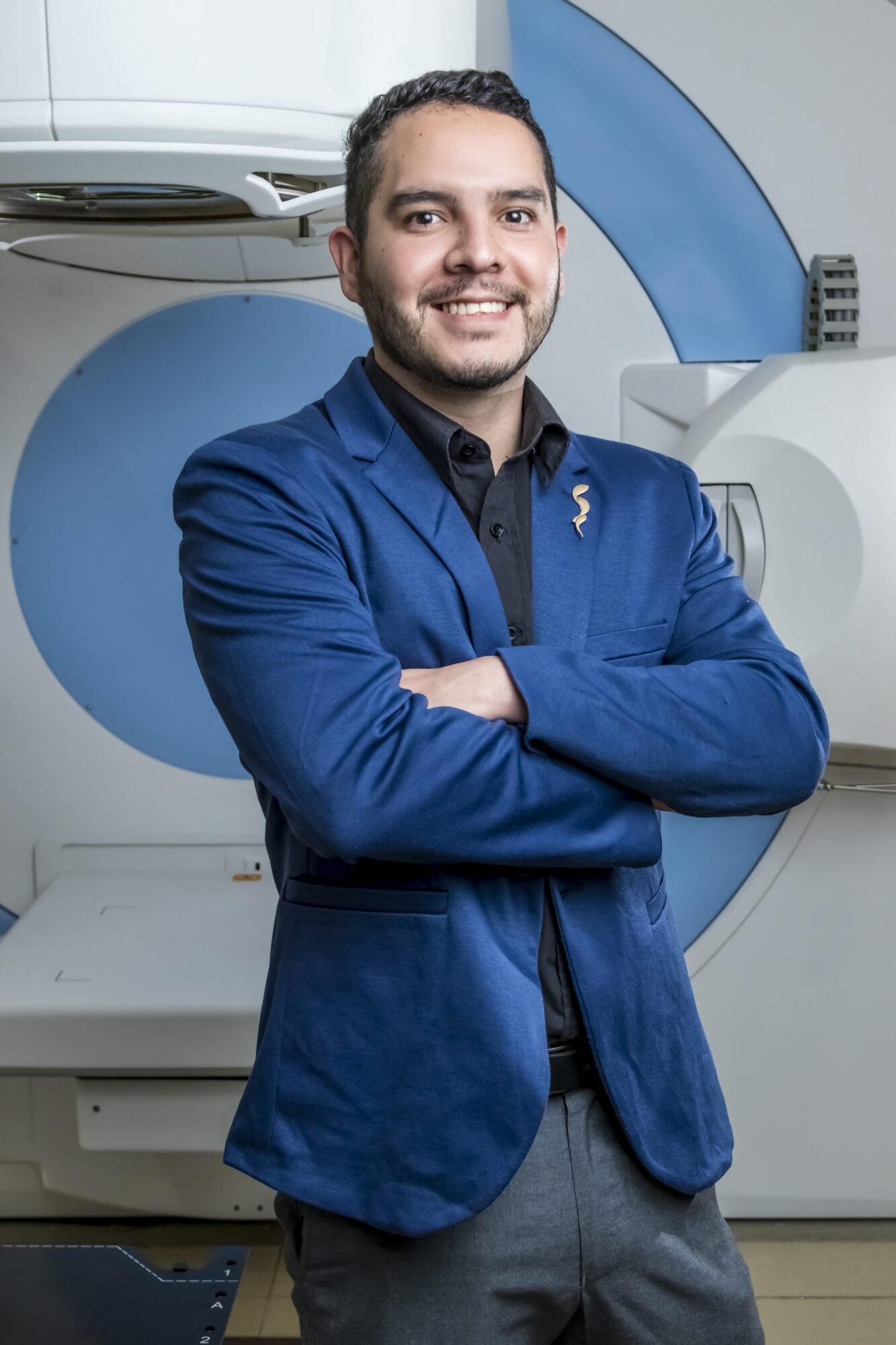 Profesional del equipo de Oncoservice en la sala de equipos