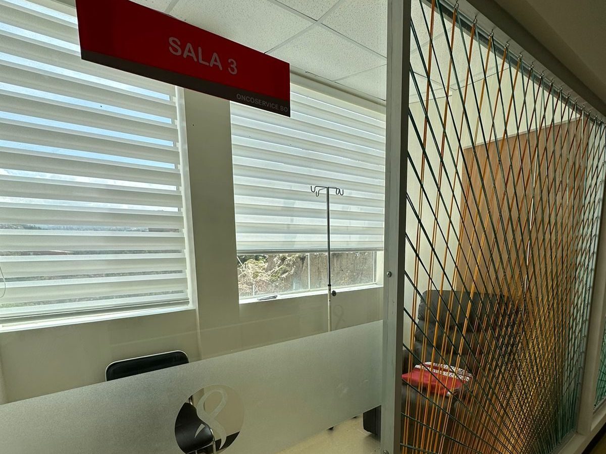 Ventana blindada de la Sala 3 de tratamiento de Oncoservice