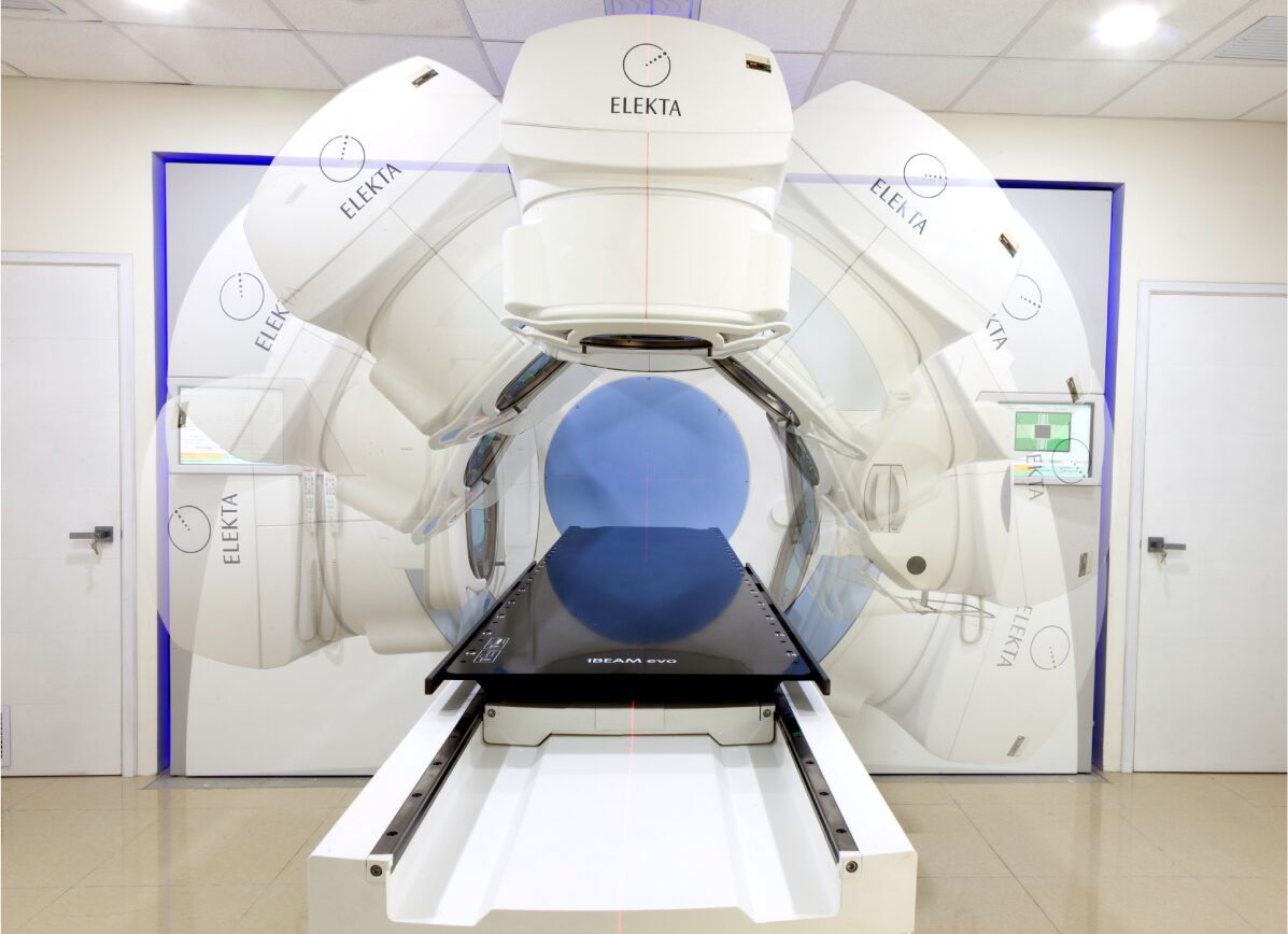 Acelerador lineal Elekta Synergy con la mesa de tratamiento centrada