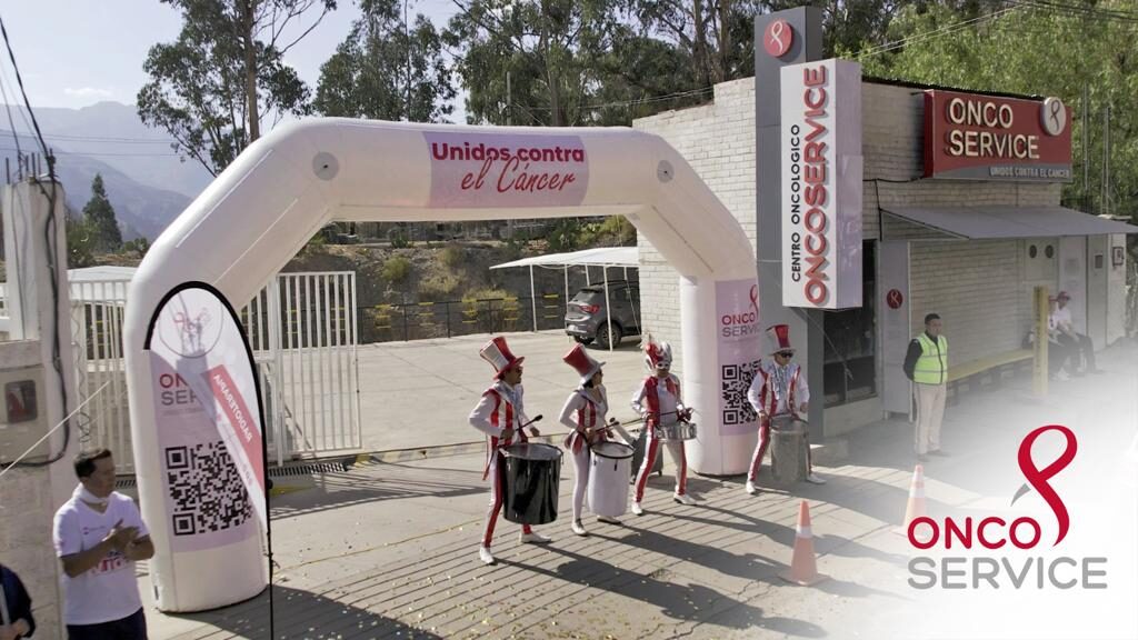 Arco Unidos contra el Cáncer en el acceso al centro durante una actividad comunitaria